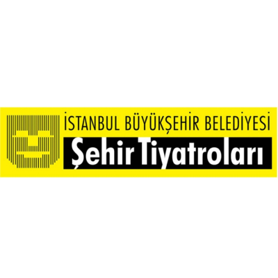 İBB Şehir Tiyatroları Sarı arka planın solunda ince siyah dikey çizgilerle oluşturulmuş stilize bir maske illüstrasyonu; sağda ise üstte İstanbul Büyükşehir Belediyesi, altta siyah bant içinde beyaz harflerle Şehir Tiyatroları yazısı.