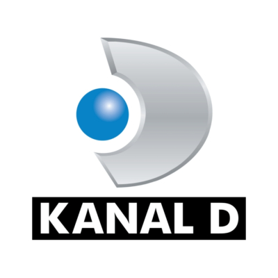 Kanal D Ortasında mavi bir küre bulunan, gümüş renkli üç boyutlu bir yarım ay veya D harfi simgesi; altında siyah dikdörtgen içinde beyaz harflerle KANAL D yazısı.