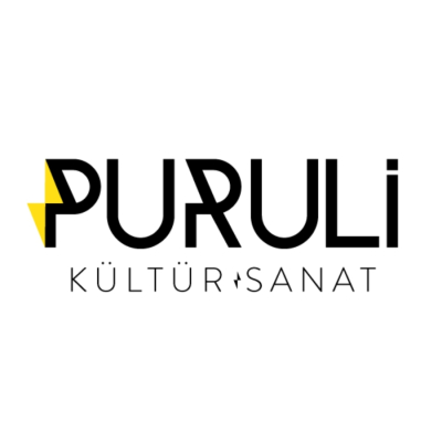 Puruli Kültür Sanat İlk harfi sarı detaylı olan siyah, köşeli ve stilize PURULI yazısı; altında daha ince bir fontla KÜLTÜR SANAT ibaresi yer alıyor.