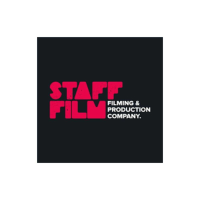 STAFF FİLM Siyah arka plan üzerinde, sol tarafta iki satır halinde büyük, kalın ve pembe-kırmızı tonlarında STAFF FILM yazısı. Sağ alt köşede ise beyaz, küçük harflerle üç satır şeklinde FILMING & PRODUCTION COMPANY. ifadesi yer alıyor.