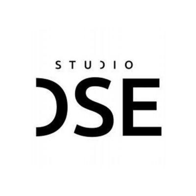 STUDİO DSE Studio DSE kurumsal logosu: Alt satırdaki büyük ve baskın DSE harflerinin üzerinde, daha ince bir fontla merkeze hizalanmış STUDIO yazısı bulunuyor.
