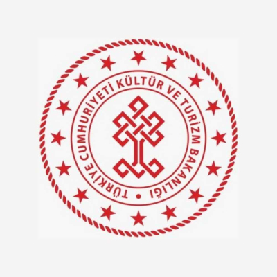 TC KÜLTÜR VE TURİZM BAKANLIĞI Kırmızı renkli Kültür ve Turizm Bakanlığı amblemi. Daire şeklindeki logonun ortasında geometrik bir ağaç figürü, etrafında ise bakanlık ismi ve yıldızlar bulunuyor.