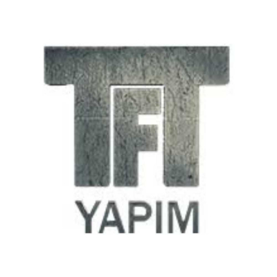 TFT YAPIM Beton veya taş dokusunu andıran gri renkli büyük TFT kısaltması ile altında yalın bir fontla belirtilen yapım şirketi ünvanı.