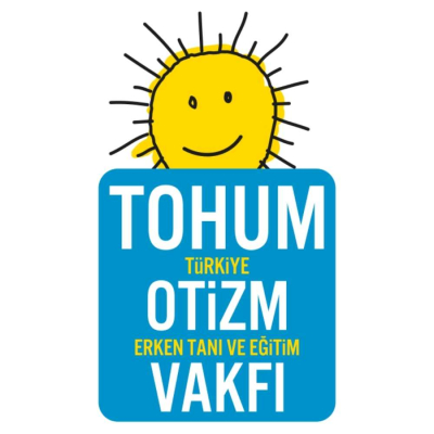 TOHUM TÜRKİYE OTİZM VAKFI Üstte elle çizilmiş gibi duran,  gülen bir sarı güneş figürü; altında ise mavi bir zemin üzerinde beyaz ve sarı renkli TOHUM TÜRKİYE OTİZM ERKEN TANI VE EĞİTİM VAKFI yazısı yer alıyor.