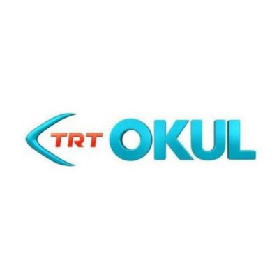 TRT OKUL Beyaz zemin üzerinde, sol tarafta açık mavi bir parantez/yay içinde kırmızı TRT yazısı ve sağında büyük, kalın, açık mavi harflerle OKUL yazısı bulunan TRT Okul logosu.