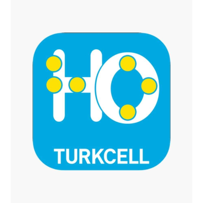 TURKCELL HO Açık mavi, yuvarlak köşeli bir kare içinde beyaz HO harfleri ve harflerin üzerine yerleştirilmiş Braille alfabesini simgeleyen sarı noktalar. Alt kısımda beyaz harflerle TURKCELL  yazısı yer alıyor.