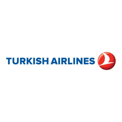 TÜRK HAVA YOLLARI Beyaz zemin üzerinde, sol tarafta lacivert ve kalın harflerle yazılmış TURKISH AIRLINES ibaresi ve sağ tarafında kırmızı dairesel bir amblem içinde, stilize beyaz bir yaban kazı figürü yer alıyor