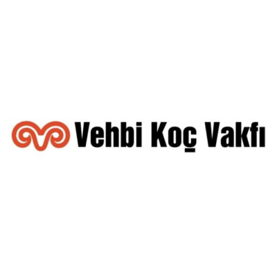VEHBİ KOÇ VAKFI Beyaz zemin üzerinde, sol tarafta kırmızı renkli stilize bir koç boynuzu figürüyle Koç Holding logosu ve sağ tarafında siyah, kalın harflerle yazılmış Vehbi Koç Vakfı metni.