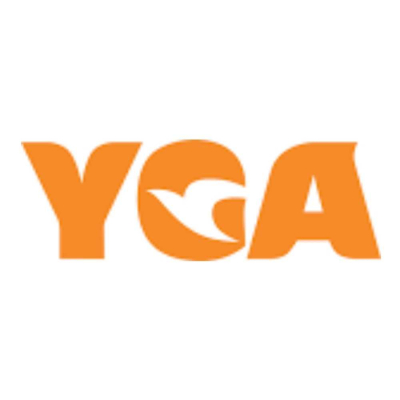 YOA Beyaz zemin üzerinde turuncu renkli kalın harflerle yazılmış YGA logosu. Ortadaki G harfinin boşluğunda, sağa doğru uçan beyaz bir kuş silueti yer alıyor.