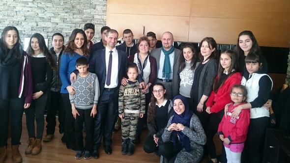Çocuklar el ele engelleri kaldırdı Çocuklar el ele engelleri kaldırdı